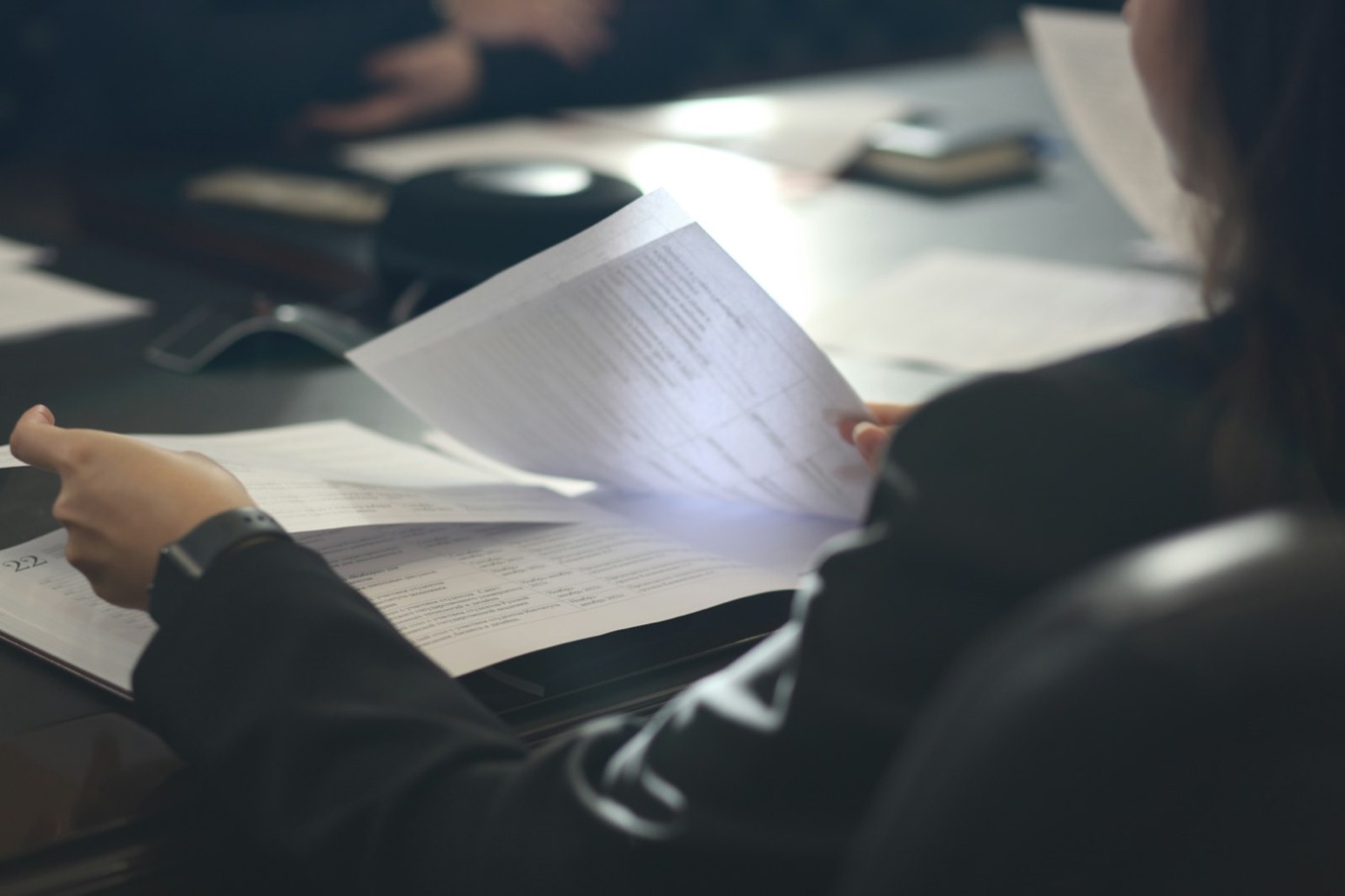 Relecture de documents lors d'une réunion de travail