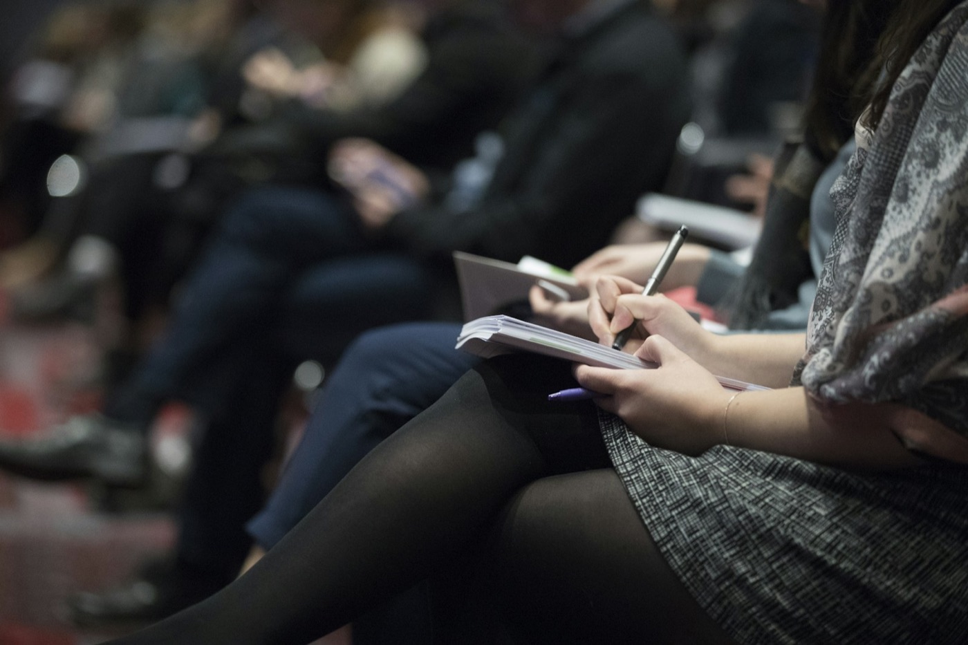Participants prenant des notes pendant une session de formation