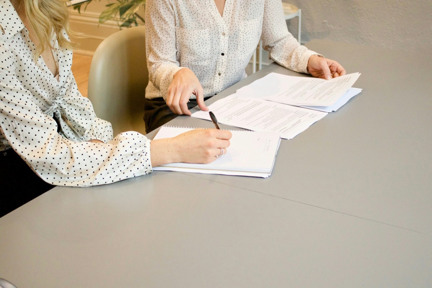 Prise en main d'un outil à deux, documents et notes sur la table